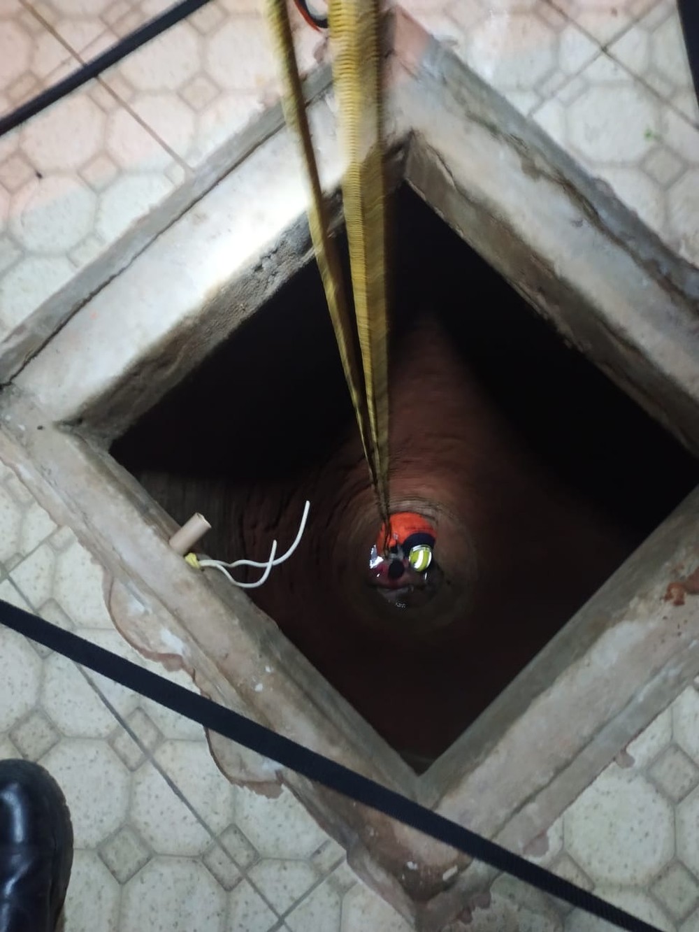 Bombeiros resgatam mulher, adolescente e cachorro que caíram em cacimba de 12 metros em Arapiraca, AL