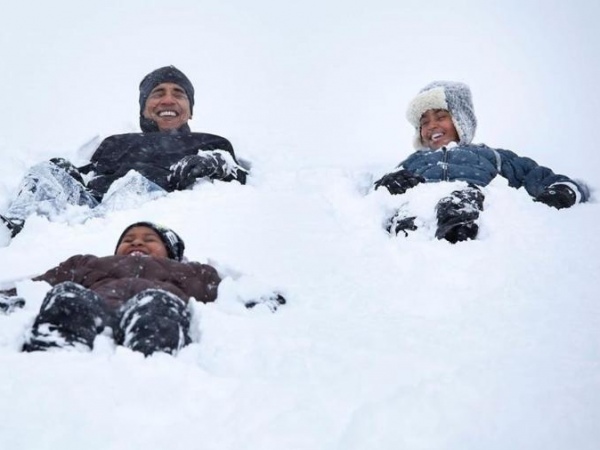 Michelle Obama posta foto de Barack brincando com filhas na neve: ‘Amores’