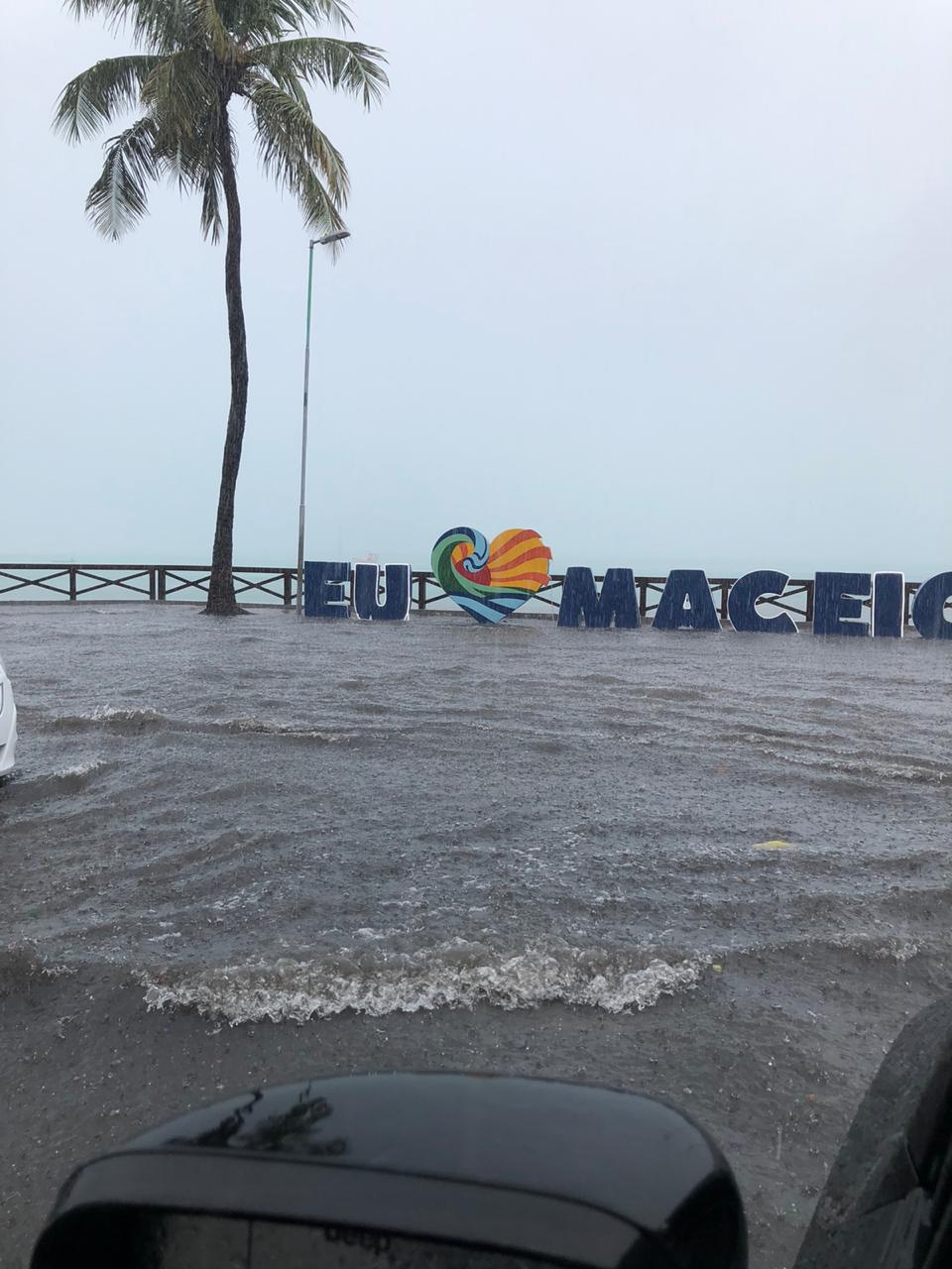 Chuva forte em Maceió deixa ruas e avenidas alagadas