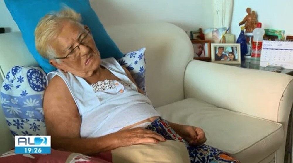 Família denuncia que idosa de 83 anos caiu de maca no HGE e ficou com fraturas na coluna