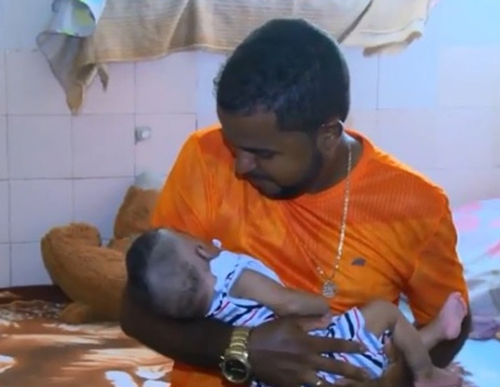 Bebê abandonado pela mãe em saco de lixo em Maceió passa a morar com o pai