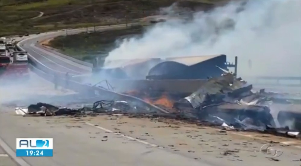 Caminhoneiro que morreu carbonizado em acidente em AL é identificado após exame de DNA