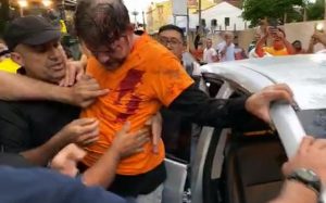 Cid Gomes é baleado ao avançar com retroescavadeira contra PMs grevistas; vídeo