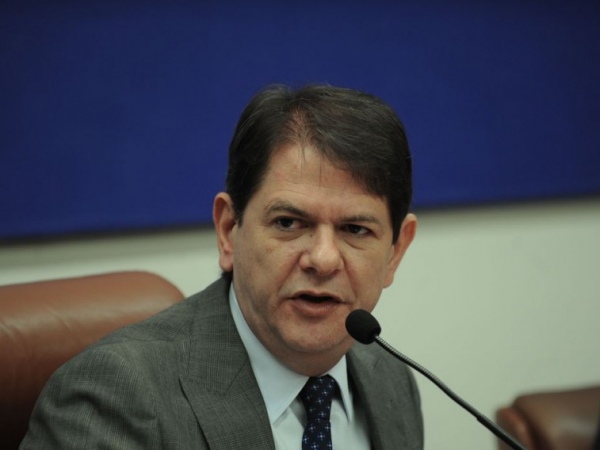 Cid Gomes tem alta e deixa Hospital Klinikum em Fortaleza