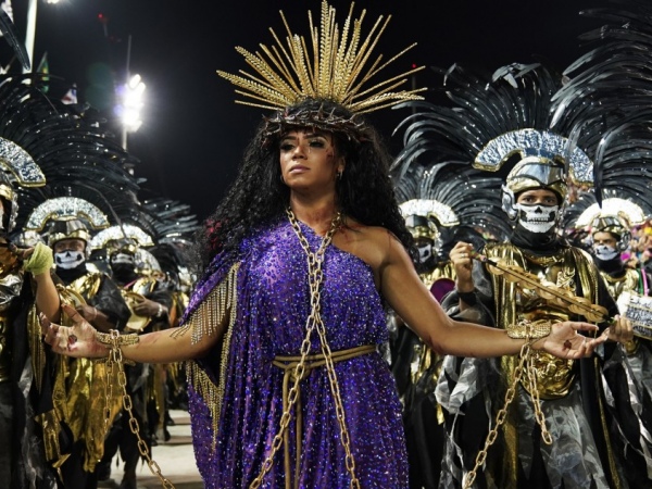 Como Jesus mulher, Rainha da bateria da Mangueira desfilou sem sambar