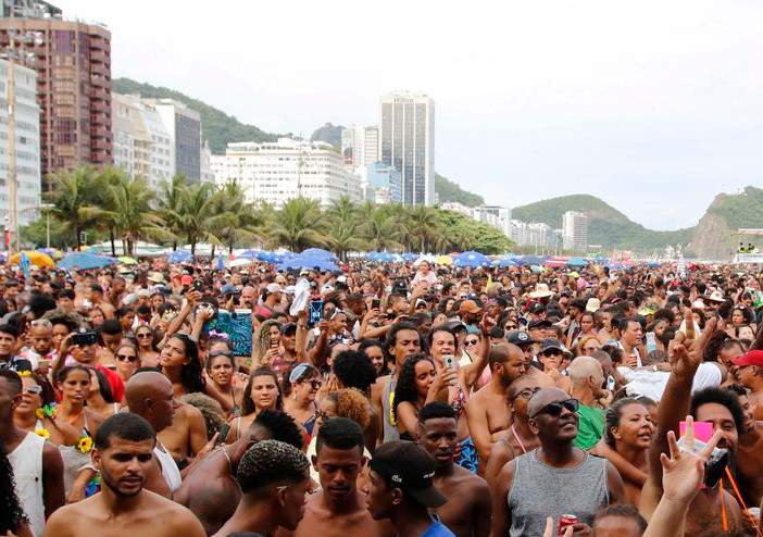 Carnaval: beijar à força é crime! Veja o que fazer em caso de importunação sexual