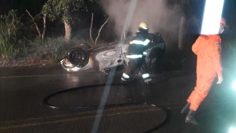 Carro capota, pega fogo e deixa dois feridos na AL-210