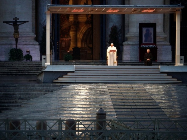 Papa reza só e concede indulgência plenária por pandemia de coronavírus