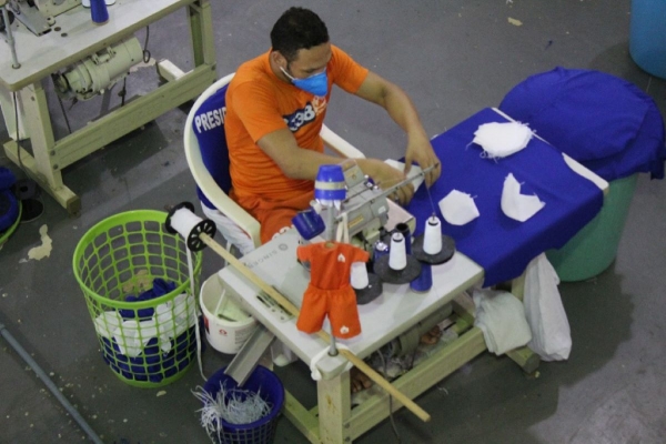 Reeducandos do sistema prisional de Alagoas produzem máscaras para profissionais de saúde