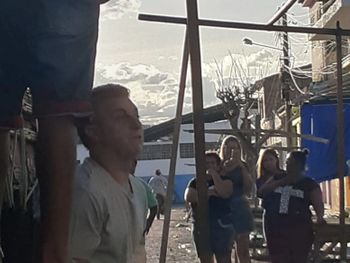 Apresentador Luciano Hulk aparece de surpresa em feira livre na cidade de Pão de Açúcar