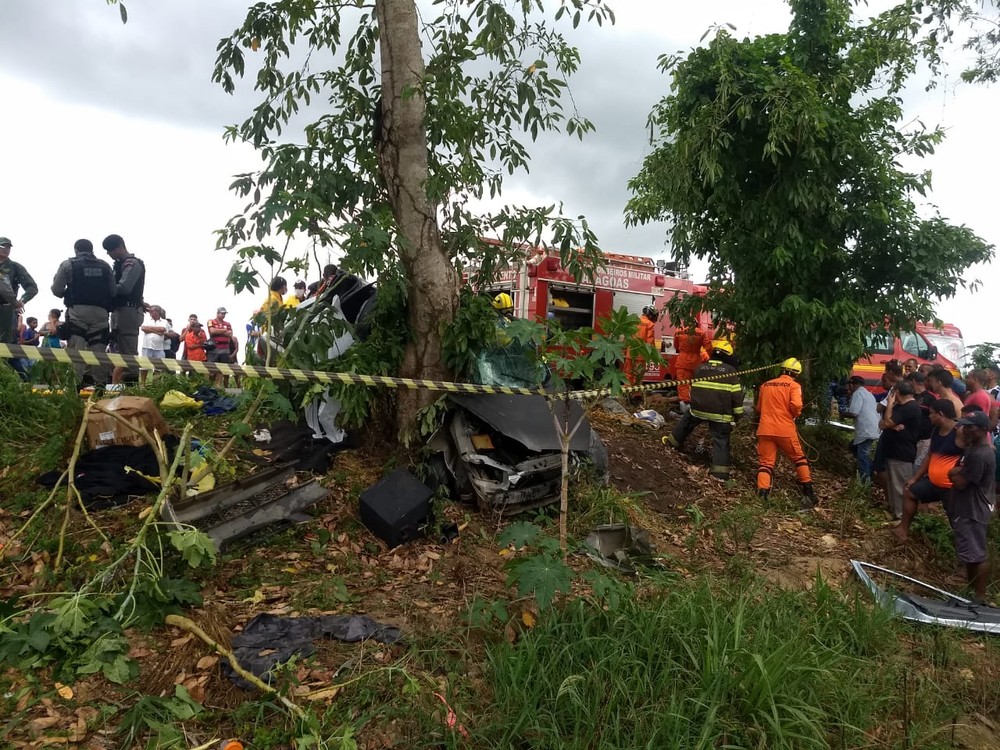 Carro bate em árvore e deixa mortos em Boca da Mata, Alagoas