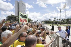 Ao ir à manifestação, Bolsonaro contrariou médicos e auxilares