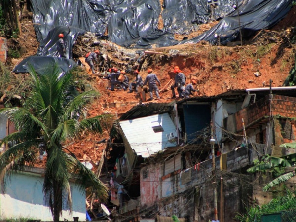 Baixada Santista tem 32 mortos e 46 desaparecidos após chuva de terça