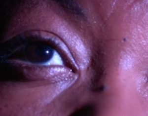 Mulher adotada encontra mãe biológica, descobre ter sido concebida após estupro e leva à prisão do pai