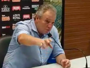Abel Braga explica pó branco no banco antes de vitória do Vasco