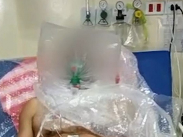 Na fila da UTI, paciente respira com ajuda de saco plástico em Manaus