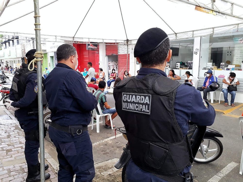 Guarda Municipal fiscaliza filas de bancos e lotéricas para garantir distanciamento em Palmeira, AL