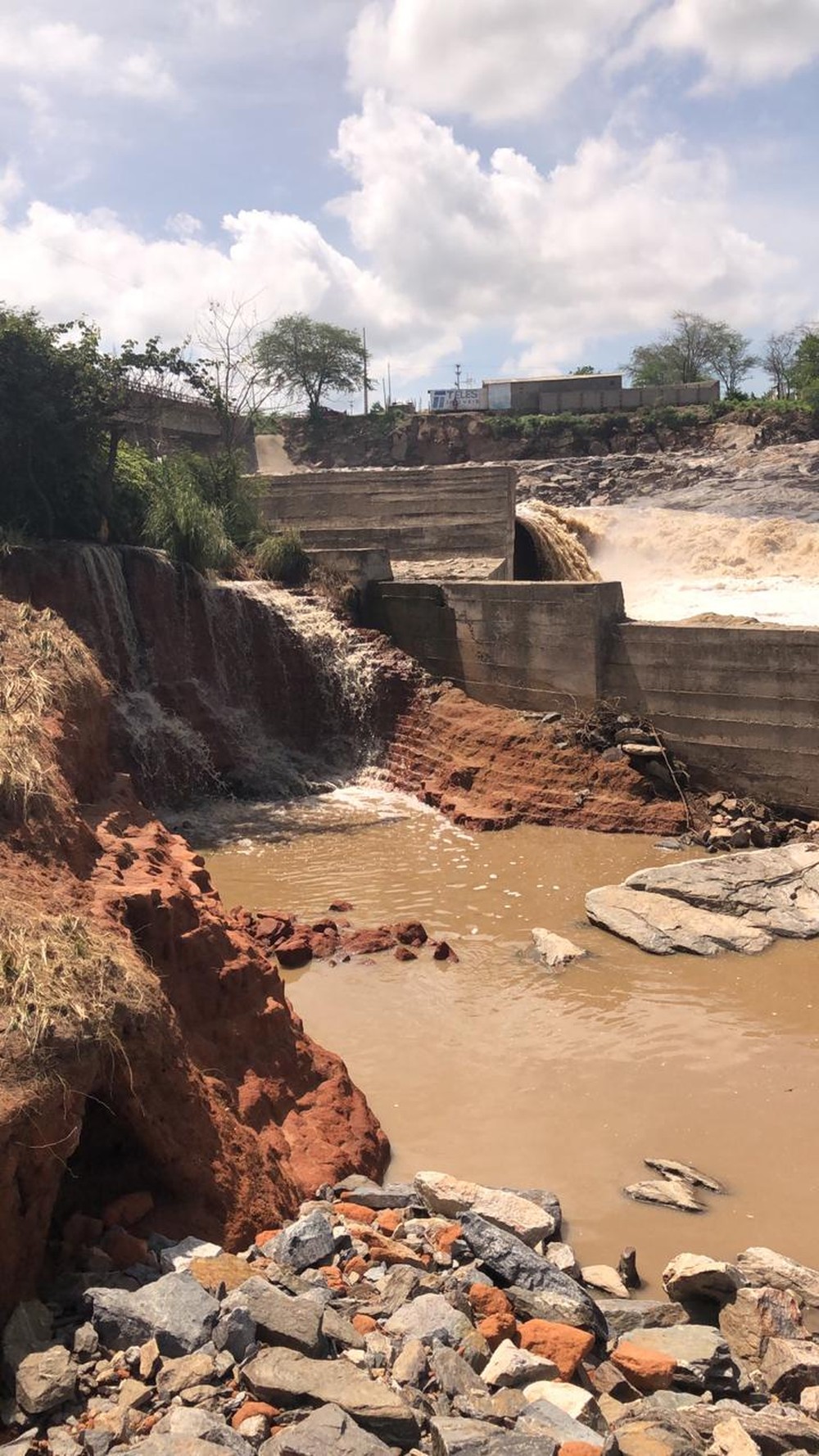 Alerta de rompimento de barragem em PE e enchente em AL é mantido