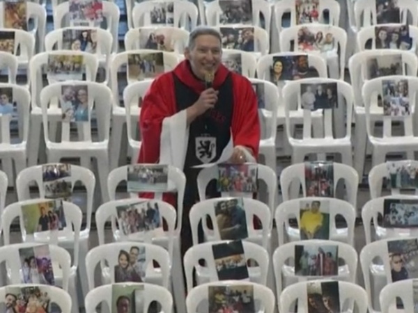 Padre Marcelo celebra missa com fotos de profissionais de saúde em cadeiras