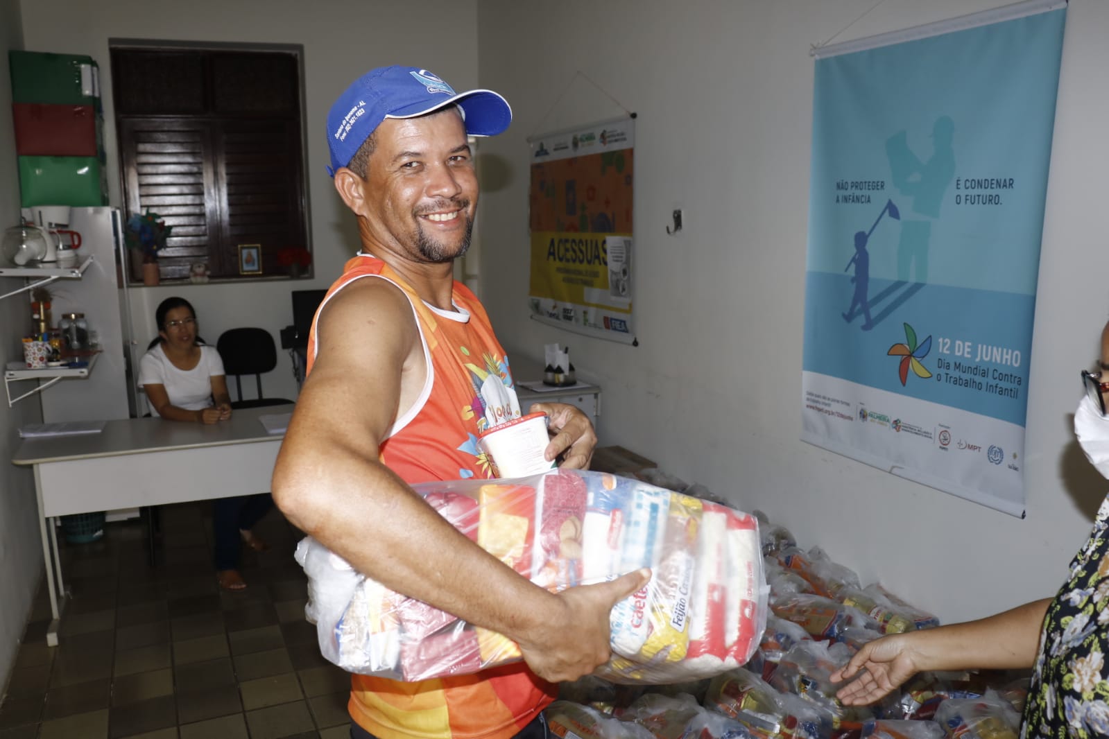 Prefeitura entrega cestas básicas para famílias palmeirenses