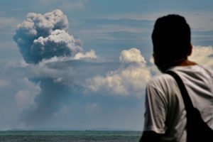 Vulcão Anak Krakatoa entra em erupção na Indonésia