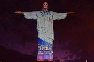 Cristo Redentor ‘veste jaleco’ para agradecer aos profissionais no combate à covid-19; assista