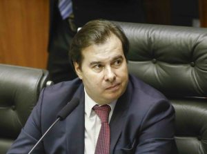 Rodrigo Maia diz repudiar ‘todo e qualquer ato que defenda a ditadura’