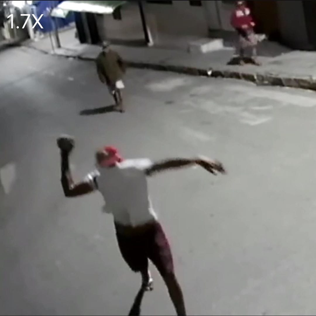 [Vídeo] Bandidos quebram porta de vidro e furtam produtos de loja em Palmeira