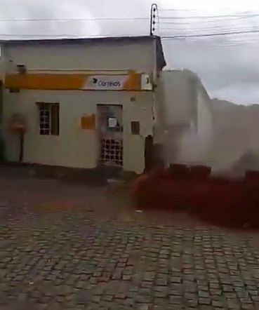 Parede de unidade dos Correios desaba durante atendimento em Minador do Negrão