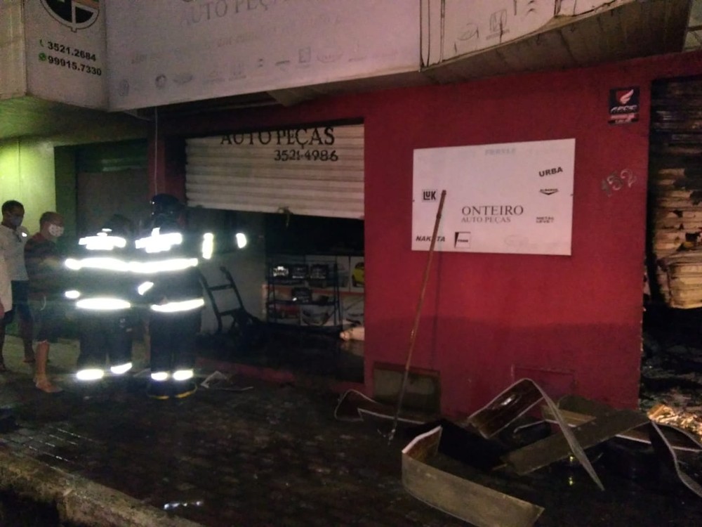 Incêndio atinge loja de autopeças em Arapiraca
