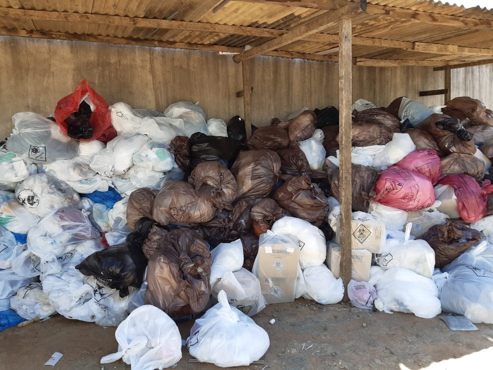 Sindprev flagra descarte irregular de lixo em hospital de Arapiraca