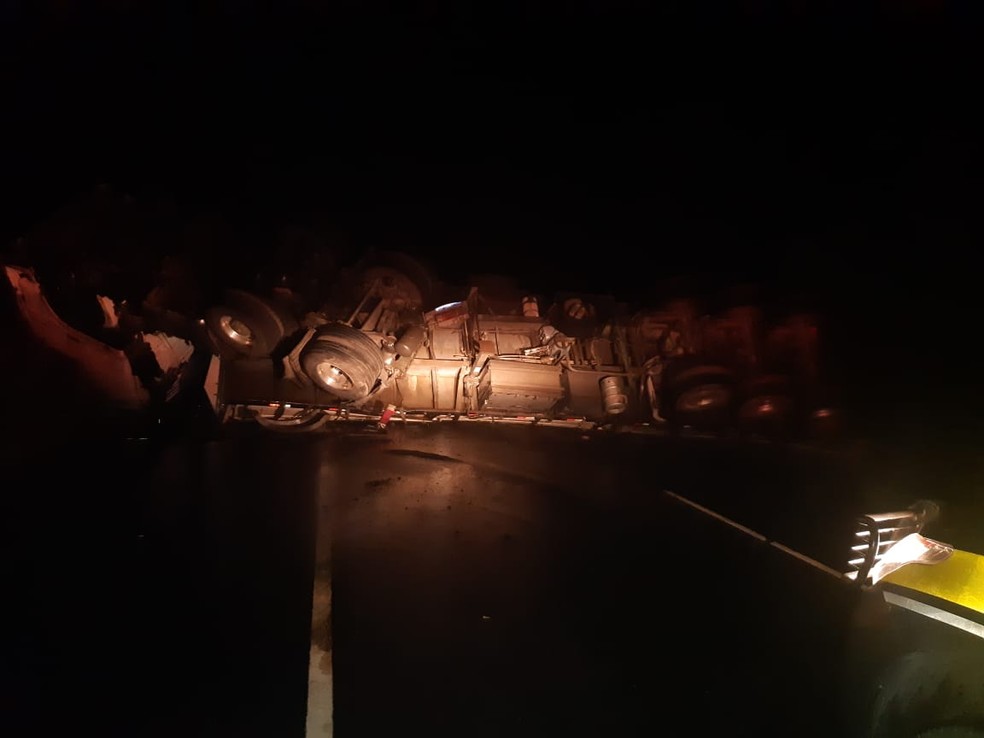 Carreta com carga de vidro tomba na BR-101, em Teotônio Vilela