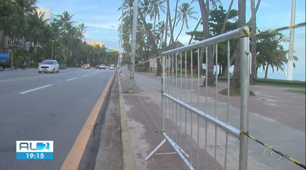 Prefeitura instala grades e coloca faixas de isolamento na orla de Maceió