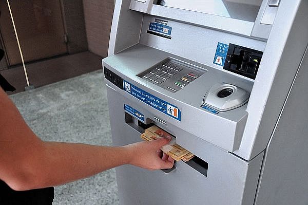 Metade da população poderá ter de receber auxílio emergencial, diz estudo