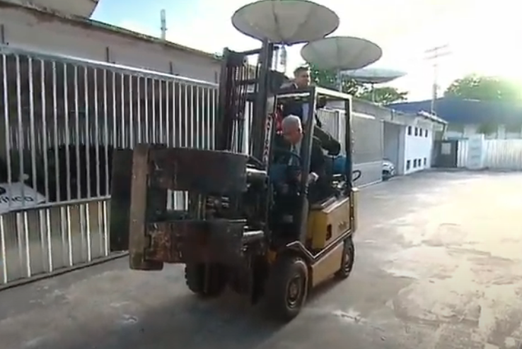 Sikêra Jr. antecipa volta e chega de empilhadeira no Alerta Nacional depois de se recuperar da Covid-19