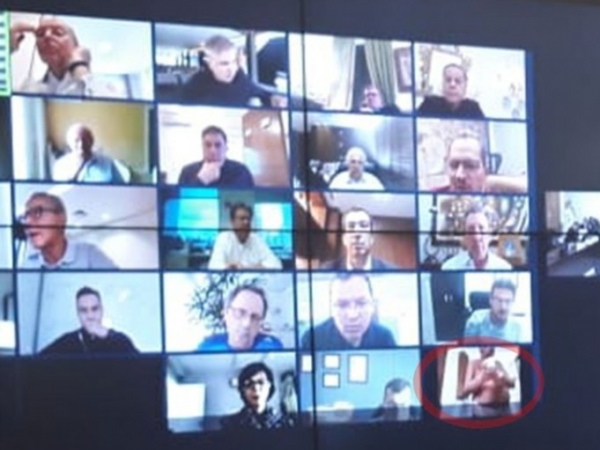 Empresário aparece tomando banho em videoconferência com Bolsonaro