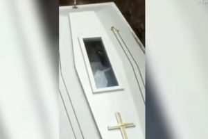 Cadáver acena para familiares antes do caixão ser enterrado. Veja vídeo