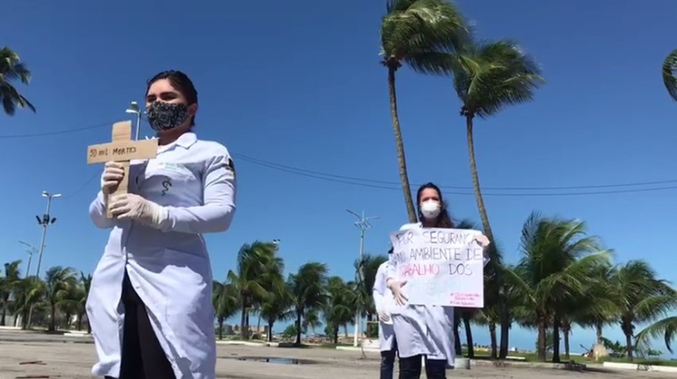 Profissionais da saúde realizam ato em Maceió para lembrar os mortos por Covid-19