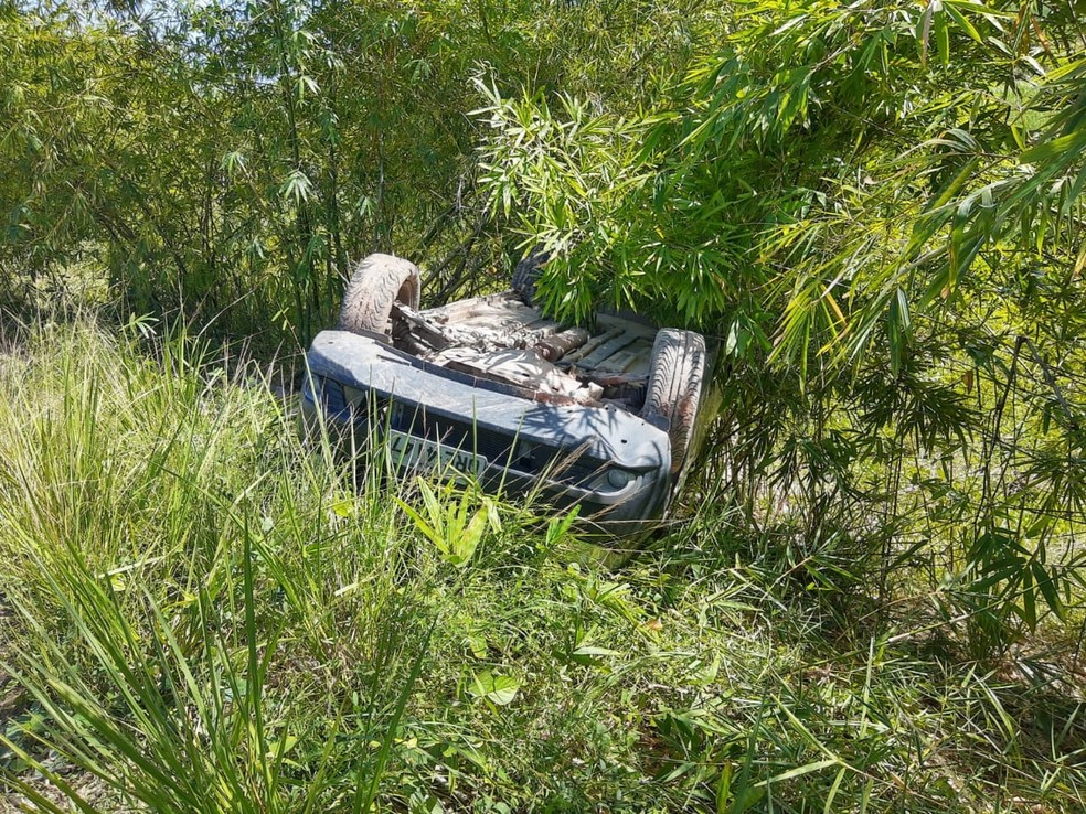 Homem fica ferido após carro capotar e sair da pista em São Luís do Quitunde, AL