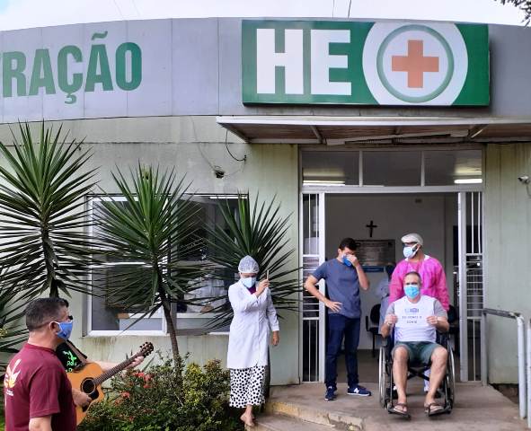 Dois pacientes recebem alta do HE do Agreste, em Arapiraca, curados da Covid-19