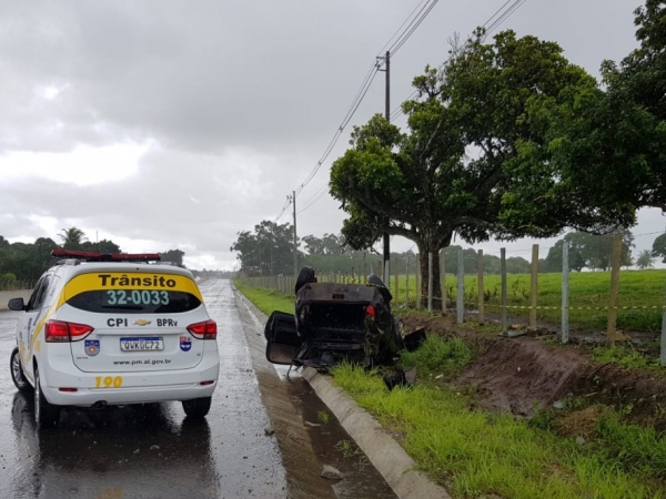 Motorista perde o controle de carro e capota na AL-220, em Arapiraca
