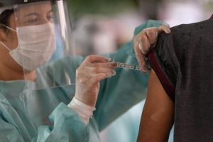 Aplicação de vacina contra Covid-19 no Brasil começará por grupos de risco