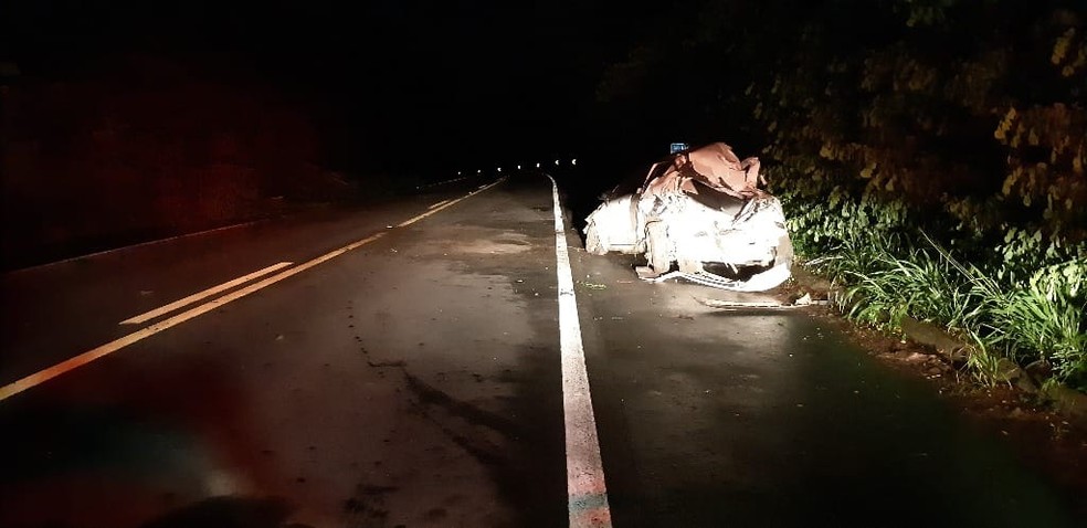 Homem fica ferido após carro bater em árvore e capotar em Branquinha, AL