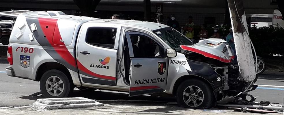Carro da Polícia Militar bate em veículo e atinge poste na Avenida Fernandes Lima, em Maceió