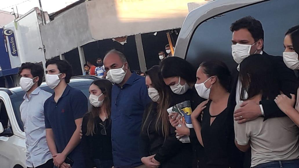 Santanenses prestam últimas homenagens ao prefeito Isnaldo Bulhões