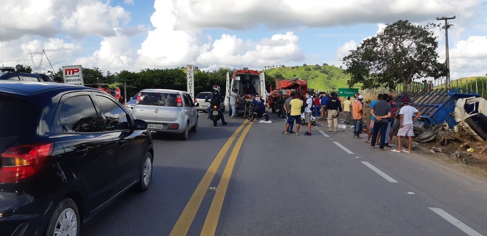 Duas pessoas ficam feridas e uma morre após colisão entre caminhões no interior de AL