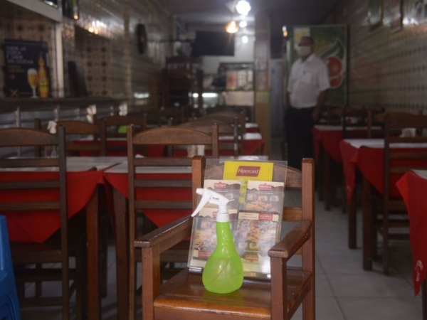 Salões de beleza, bares, restaurantes e clubes reabrem em SP