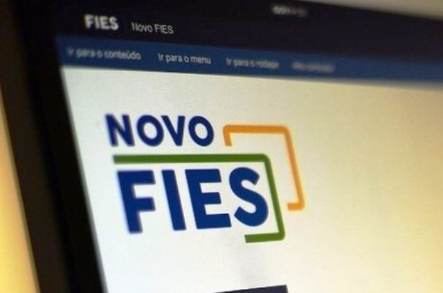 Bolsonaro sanciona lei que suspende pagamento do Fies na pandemia