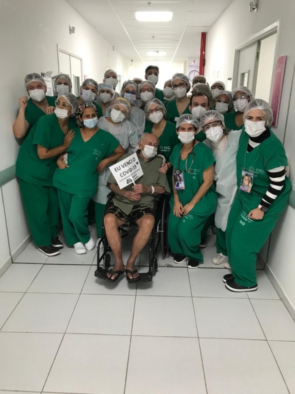 Idoso de 104 anos recebe alta do Hospital da Mulher recuperado da Covid-19