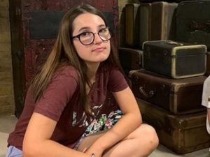 Adolescente mata amiga com tiro acidental após pegar arma do pai